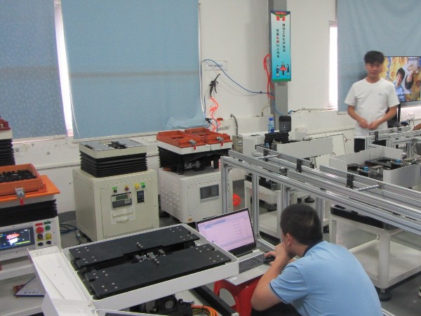 行業(yè)大變局！零件整列機(jī)崛起，擺盤機(jī)和振動(dòng)盤誰會(huì)被淘汰？