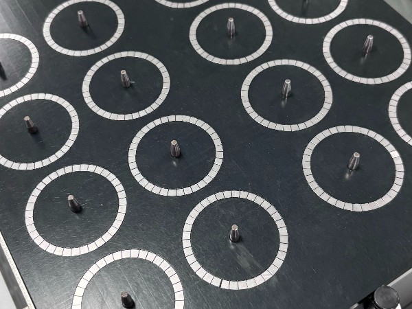 無線充磁鐵人工擺盤成本飆升？1臺唯思特整列機可替代6名工人，年省人力成本20萬+