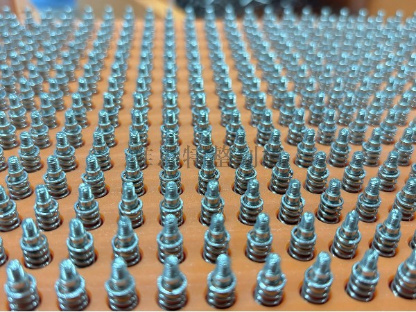 彈簧和螺釘如何用唯思特整列機(jī)排列組合在一起？